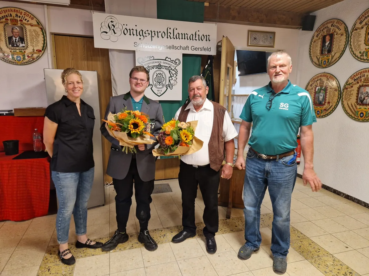 Jugendkönig Marvin Sommerhoff und bisheriger Jugendkönig Rudi Graf bei der Königsproklamation